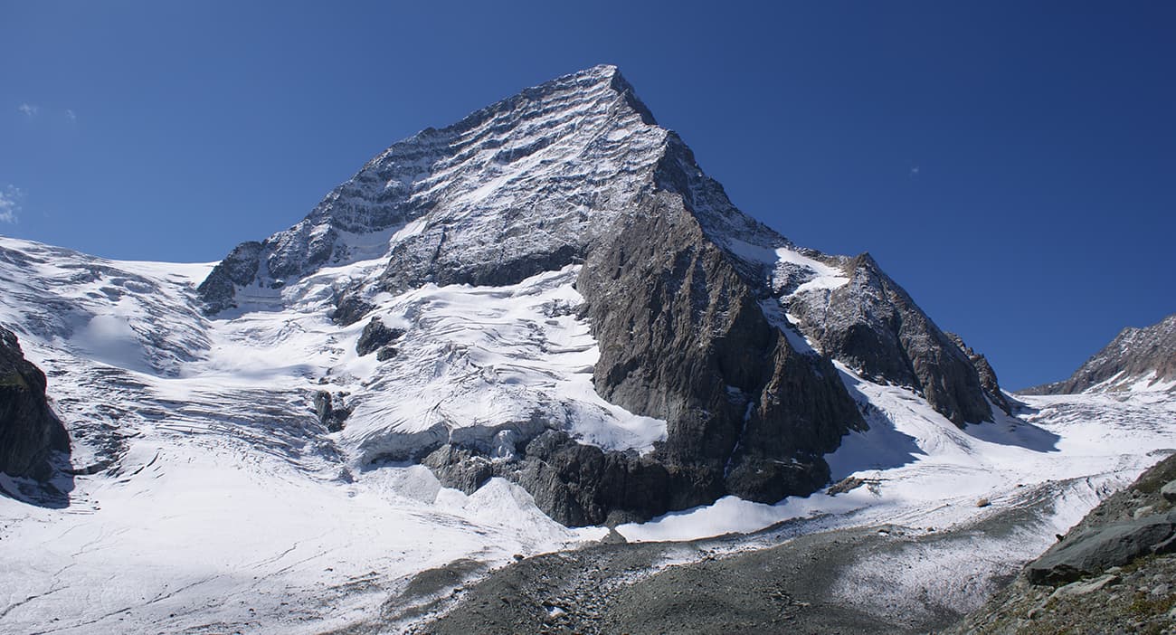 Sonamarg: Exploring the Majestic Glaciers and Golden Meadows